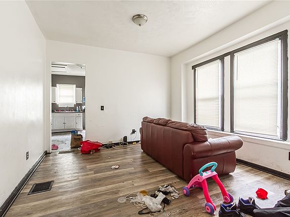 5th image of 581-583 Dewey Ave