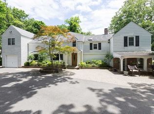 6 Dwight Ln, Great Neck, NY 11024