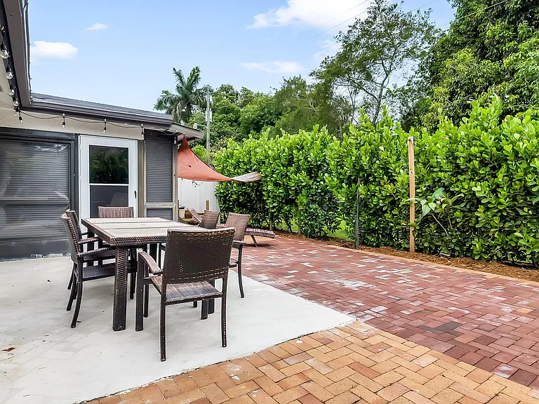 4335 Palm Forest Dr N — Photo 28