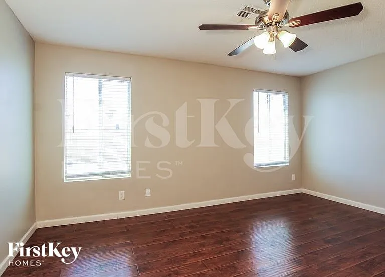 515 E Renee Dr — Photo 9