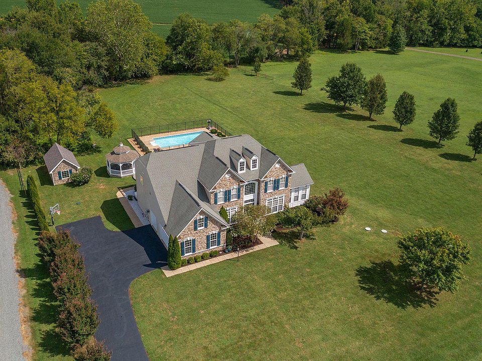 1st image of 109 Stableside Ln