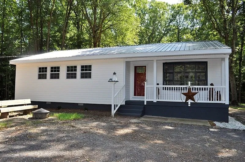 3 bed, 1.0 bath, 1152 sqft, $2,100 — Photo 4