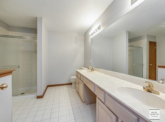 Luxury Master Bathroom w/ his / her sinks, separate shower and large soaker tub