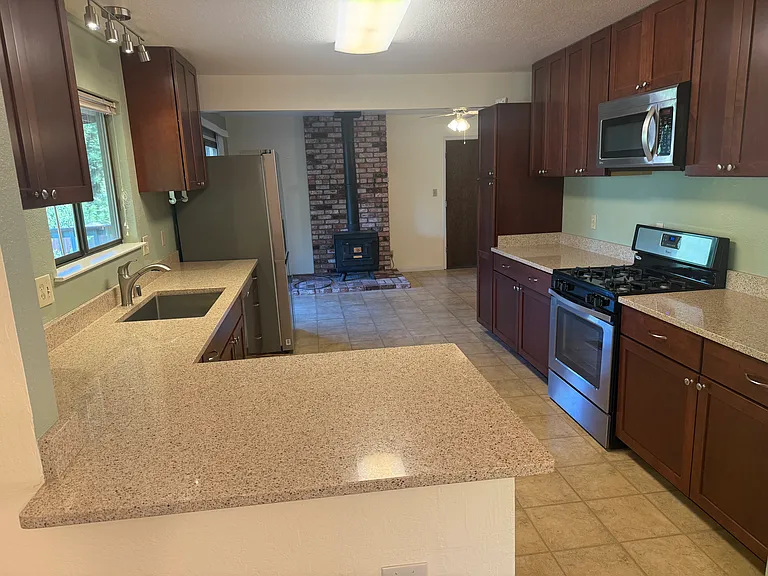 1349 Helen Ave — Photo 3