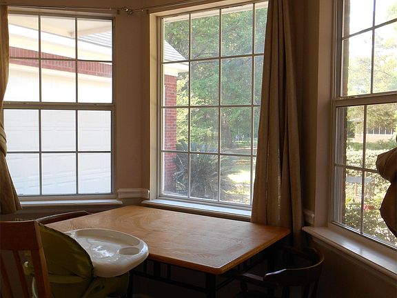 Eat in kitchen w/bay window view