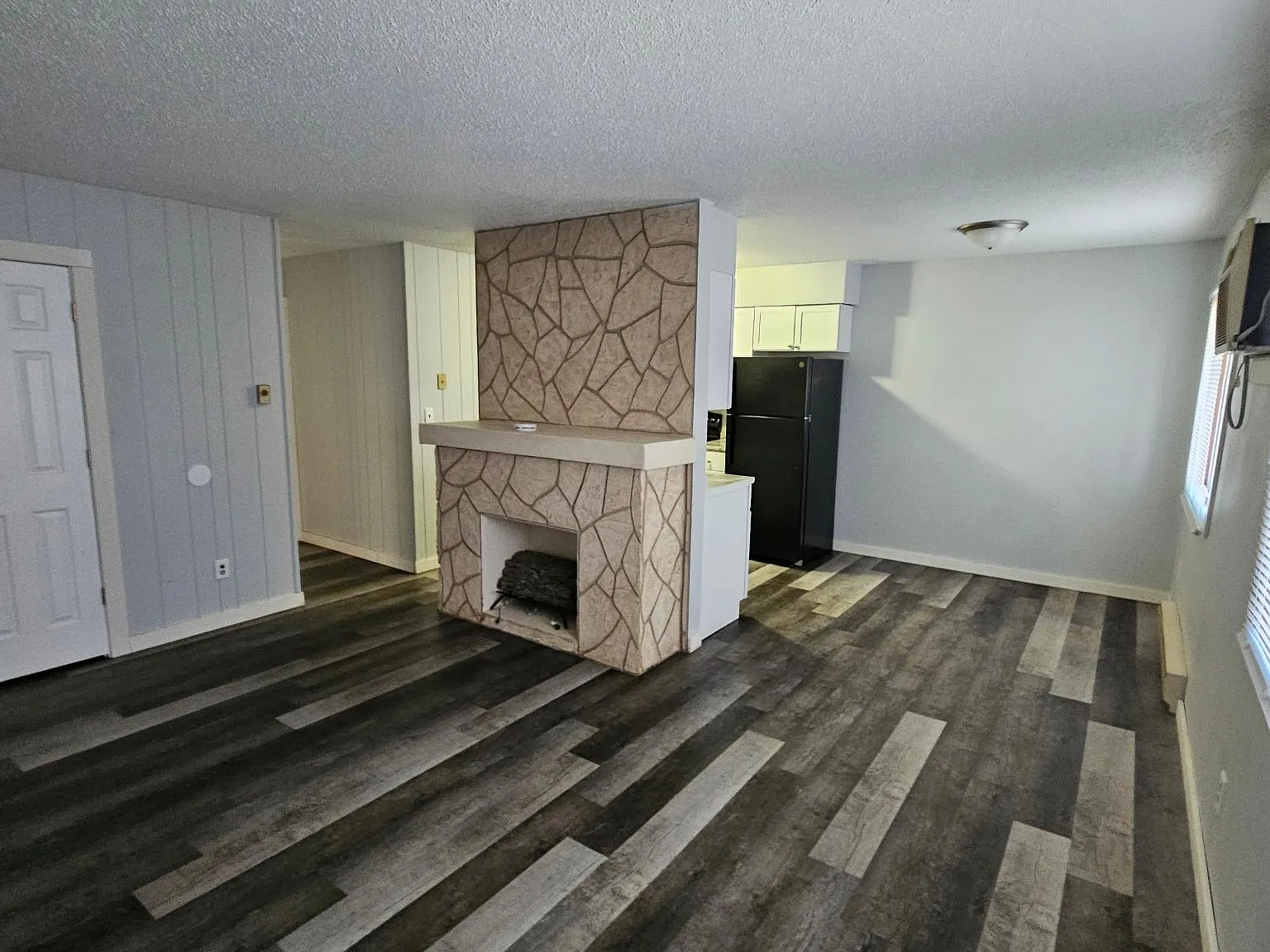 2 bed, 800 sqft, $1,300 — Photo 2