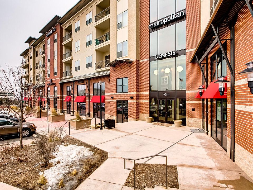 Great entry at the main elevator! Multiple retail spaces and other businesses.