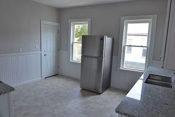 4 bed, 1.0 bath, 1400 sqft, $3,750 — Photo 3