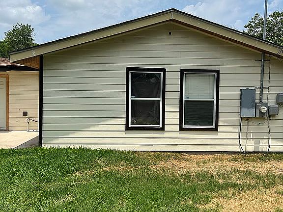 4th image of 374 Langford Pl