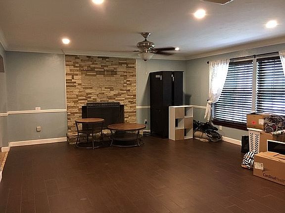 Living room w/fireplace