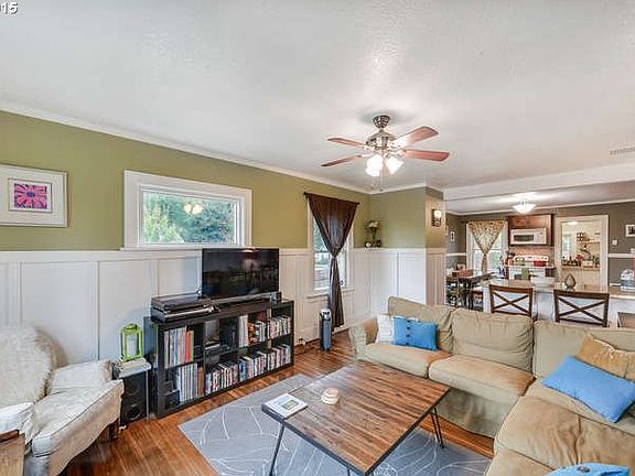 4th image of 220 W 31st St