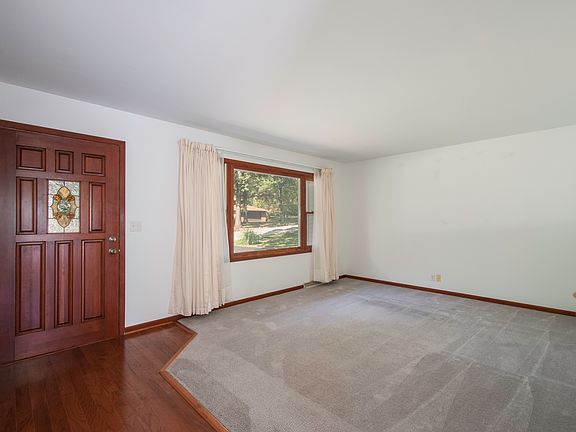 3rd image of 1002 Elm Dr