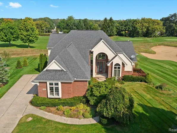 395 Prestwick Trl, Highland, MI 48357