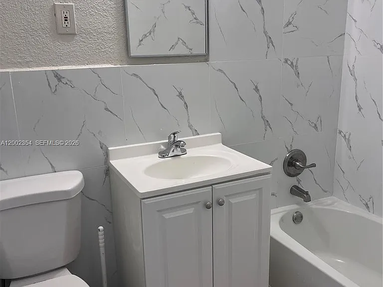 109 NW 14th Way #2 — Photo 4