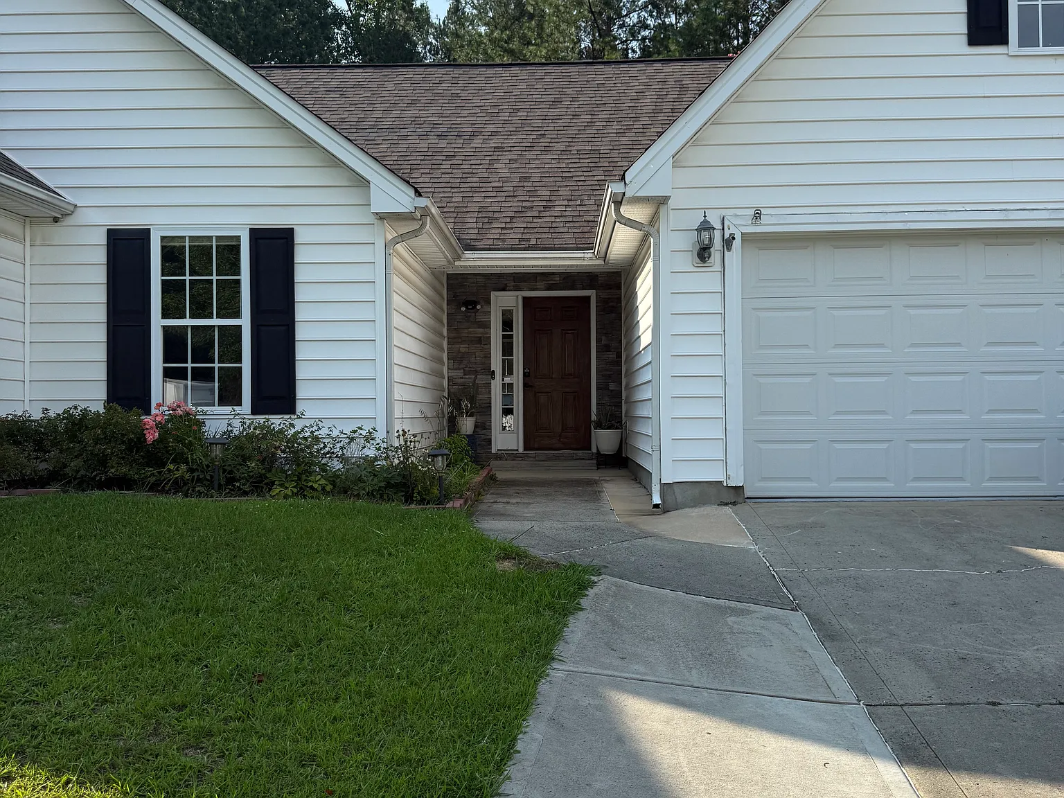 4 bed, 2000 sqft, $2,400 — Photo 2