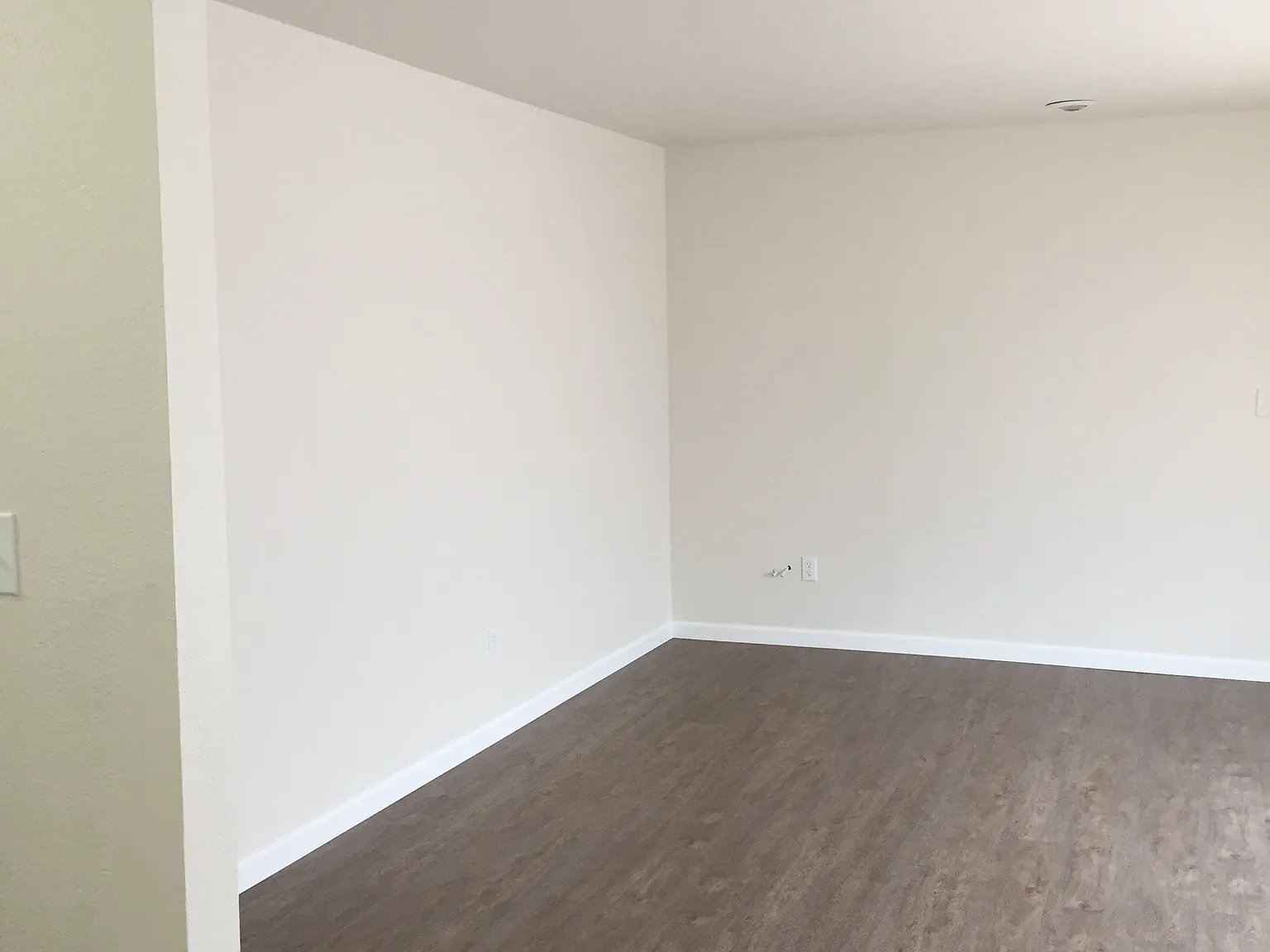 2 bed, 1.5 bath, 1050 sqft, $2,100 — Photo 2