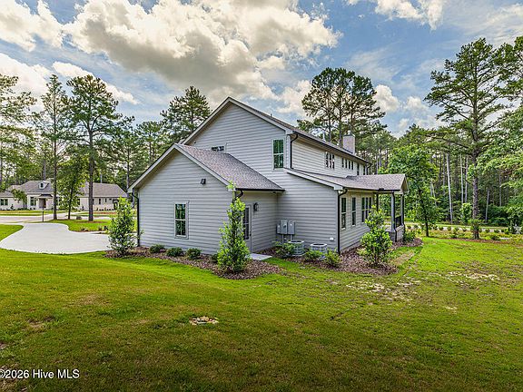 3rd image of 305 Sloan Lane