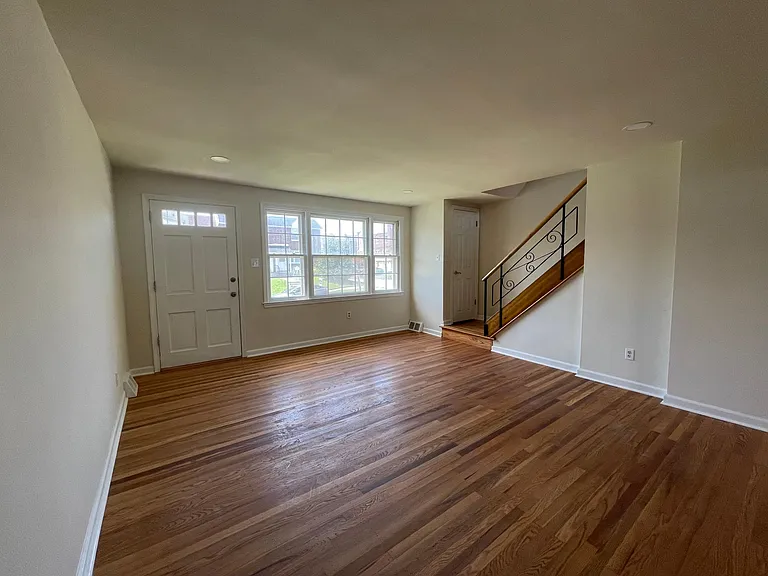 1323 Redwood Ln — Photo 2