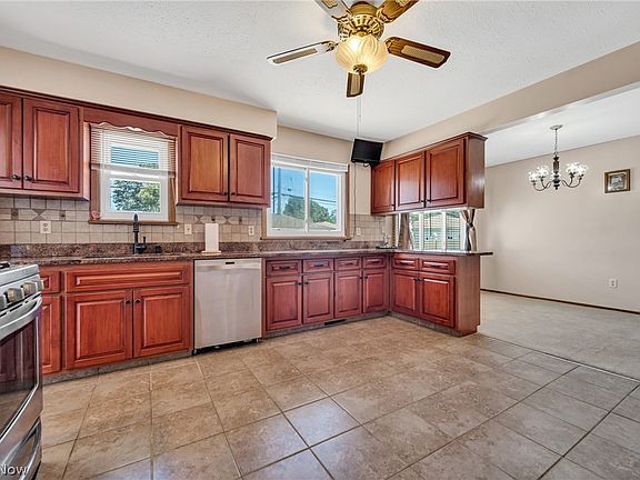 3rd image of 4729 Fairway Dr