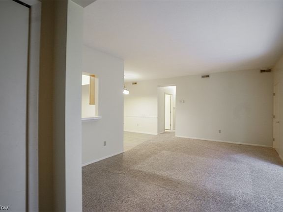4th image of 7121 Village Dr
