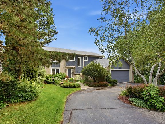 2nd image of 3926 Lakes Edge Dr