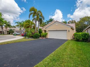 4048 Pine Ridge Ln, Weston, FL 33331