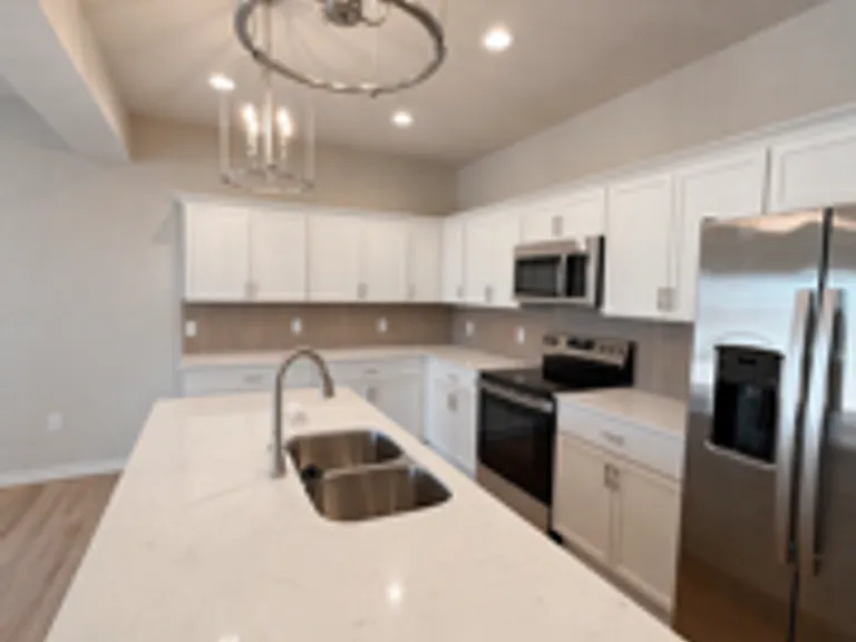 301 NE 4th St — Photo 2