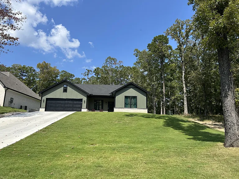 210 Diamondhead Dr — Photo 2