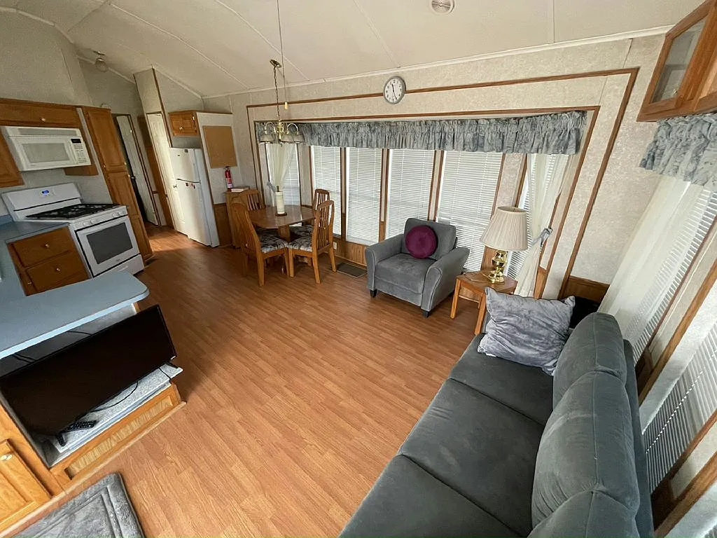1 bed, 1.0 bath, 396 sqft, $1,245 — Photo 2