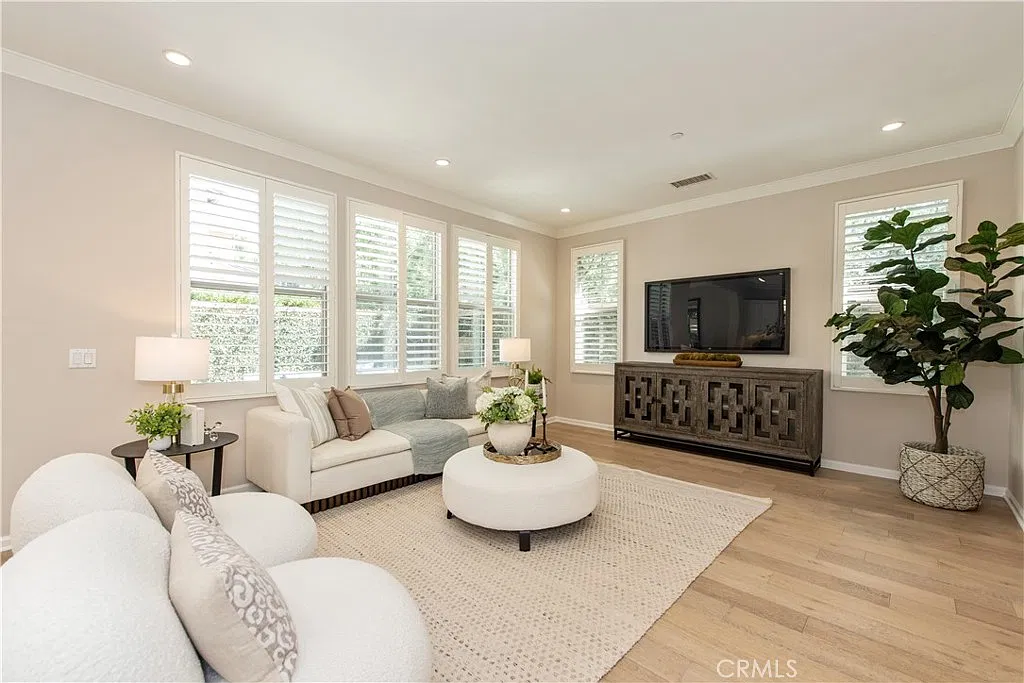 3 bed, 2.5 bath, 2045 sqft, $5,300 — Photo 4