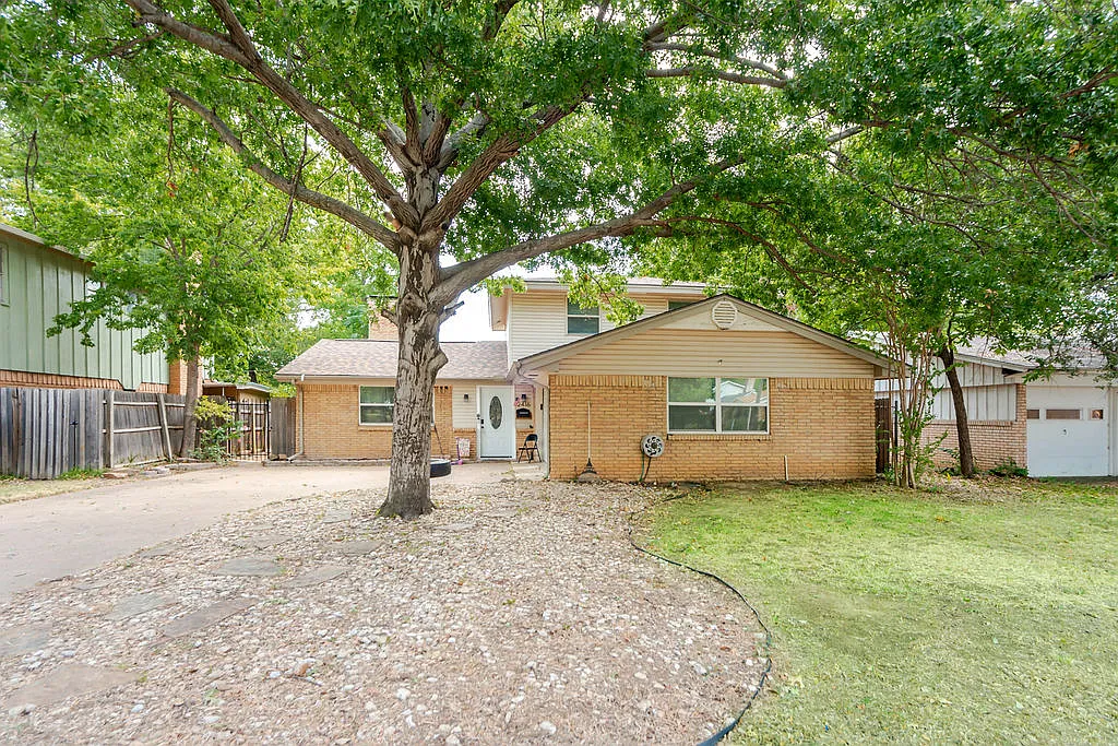 3 bed, 1796 sqft, $2,500 — Photo 2