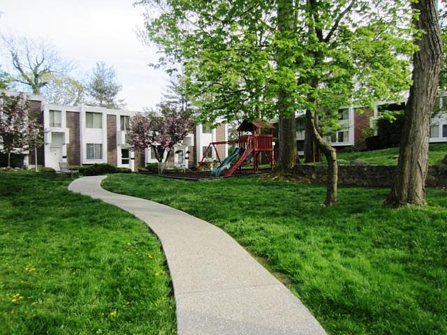 1st image of 1521 Fox Glen Dr #1521