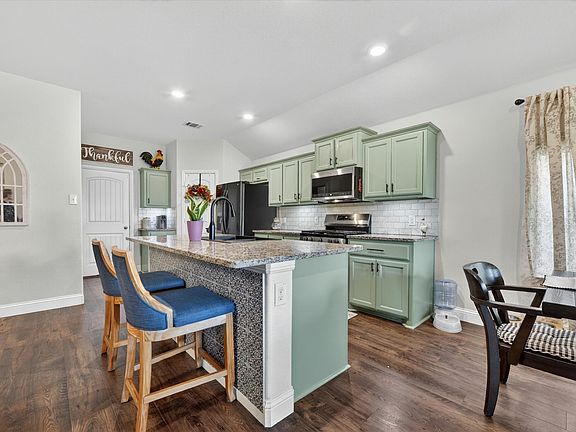 5th image of 833 Rutherford Dr