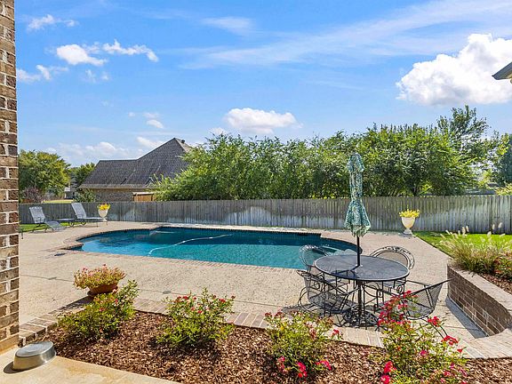 4th image of 651 Oak Grove Way