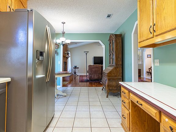 3rd image of 402 Candlewood Dr