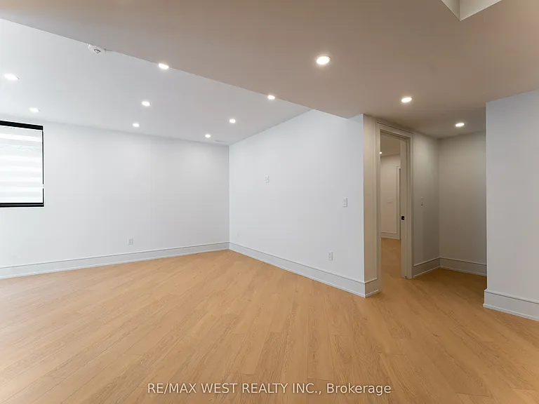 510 Wellington Cres — Photo 23