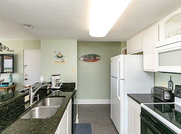5th image of 1021 S Water St APT 403