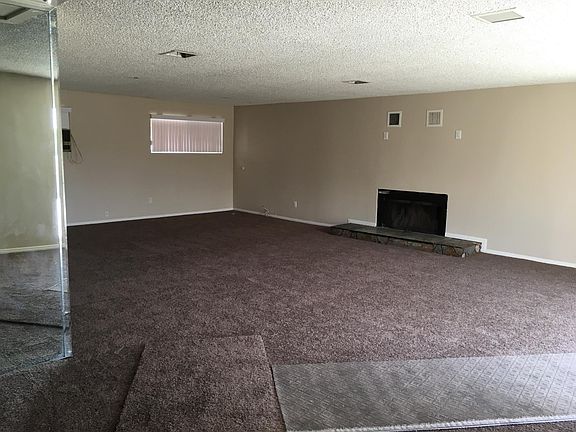 Living room with fireplace 
