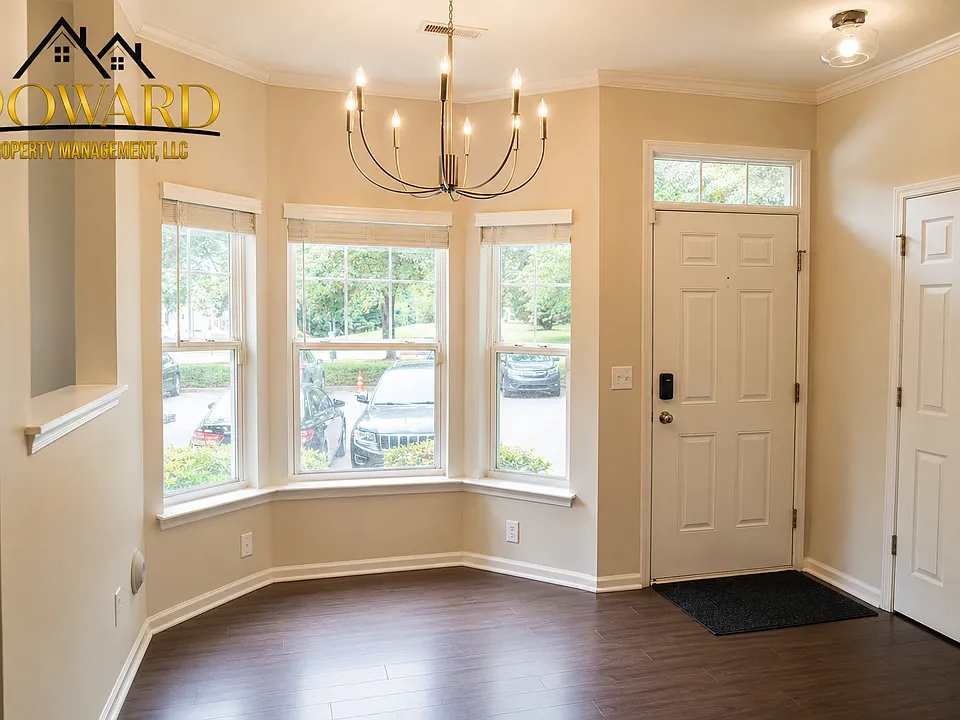 Dining w/ Bay Window