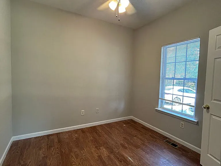 433 Evans St — Photo 5