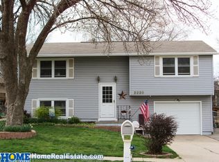 2220 Wildwood Pl, Lincoln, NE 68512