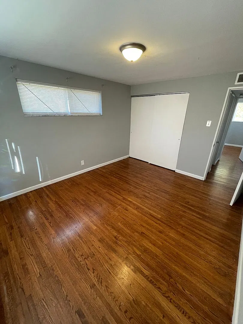 7414-7418 Building - Olian Apartments — Photo 3