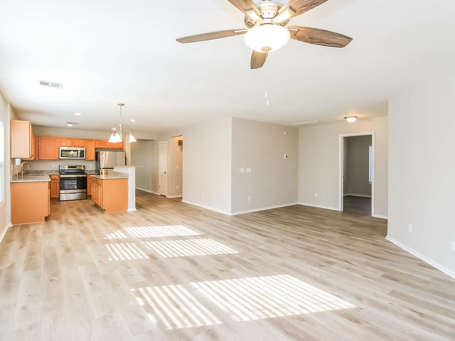 4 bed, 1899 sqft, $2,300 — Photo 4