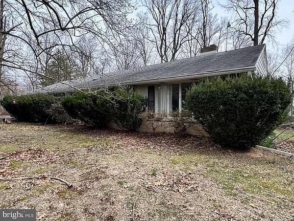 3rd image of 977 Locust Grove Rd