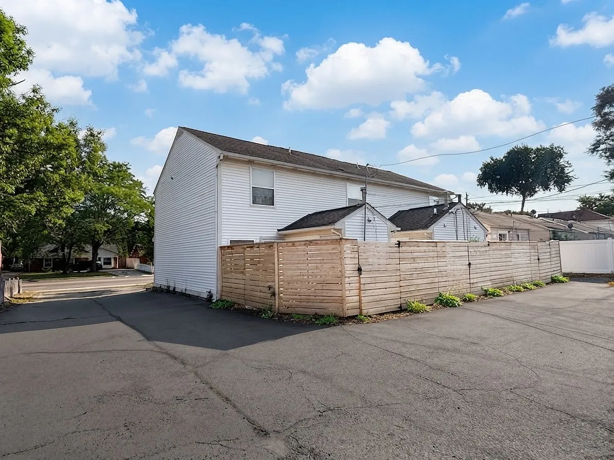 2 bed, 1200 sqft, $1,825 — Photo 2