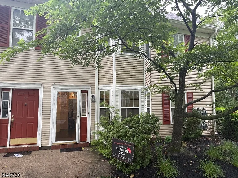 58 Waugh Ct — Photo 1