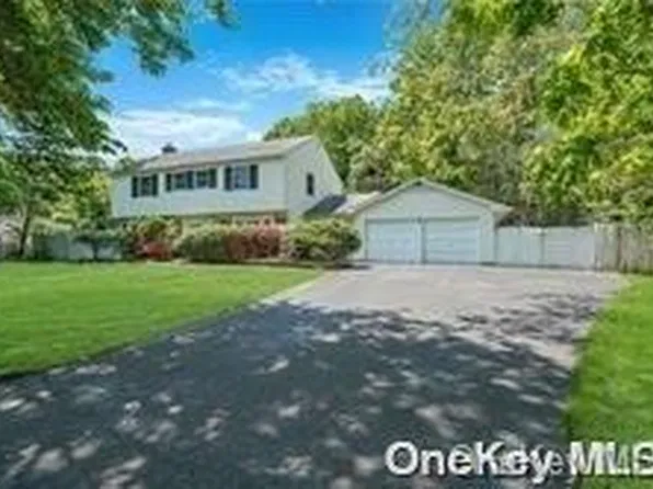 16 Seabrook Lane, Stony Brook, NY 11790