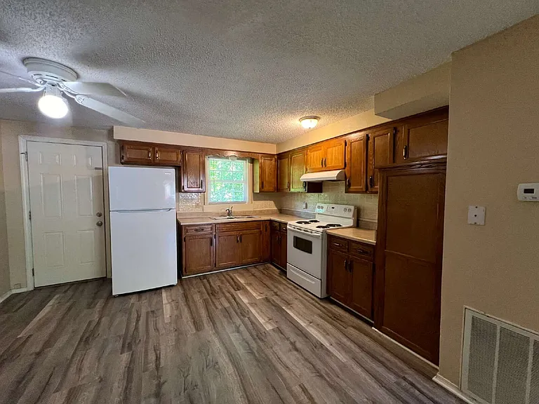 902 Evergreen St — Photo 17