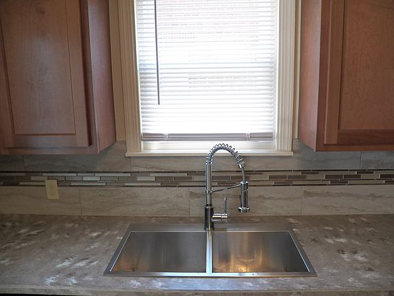 4th image of 1699 Beaconwood Ave