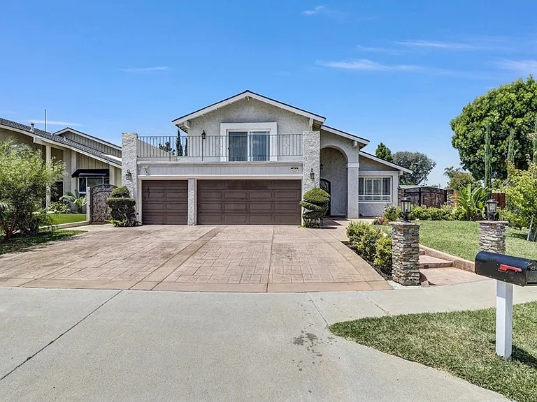 171 S Bayberry Ct — Photo 1